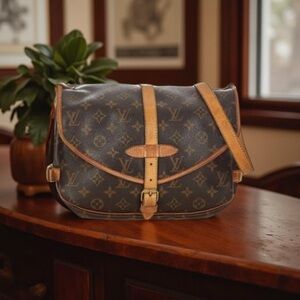 LOUIS VUITTON
Monogram Saumur 25